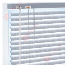Горизонтальные перфорированные алюминиевые жалюзи на пластиковые окна - цвет серебристый металлик